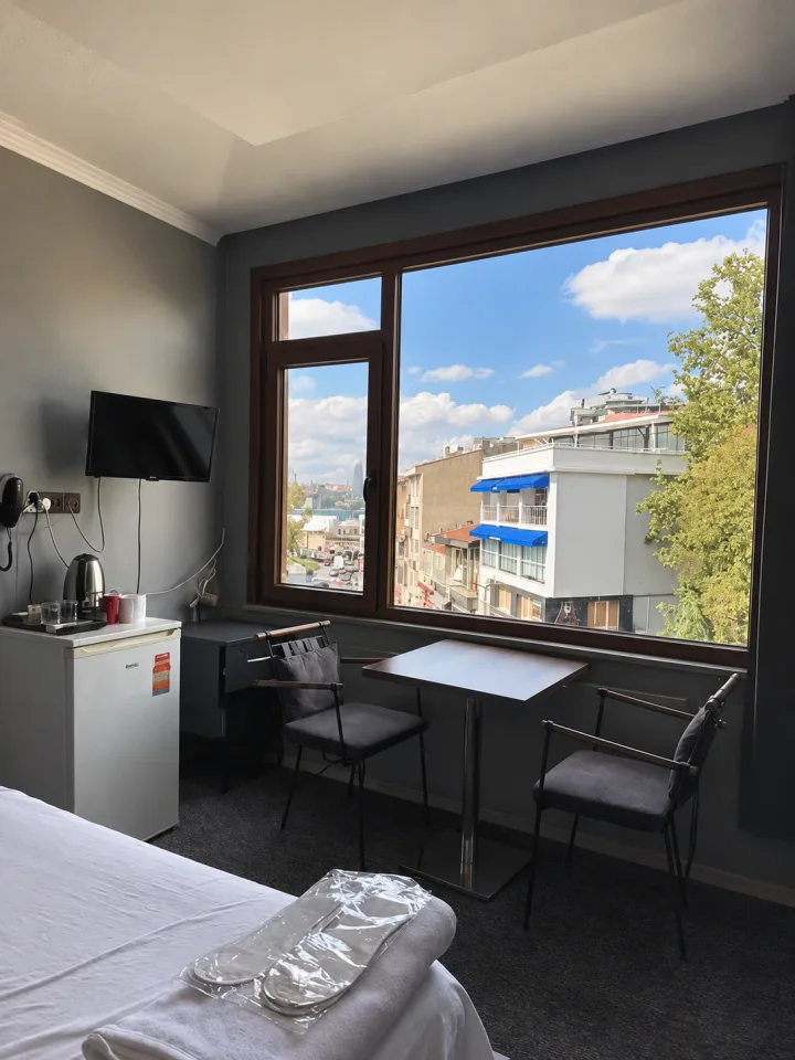 Pencere önündeki oturma alanı ve oda